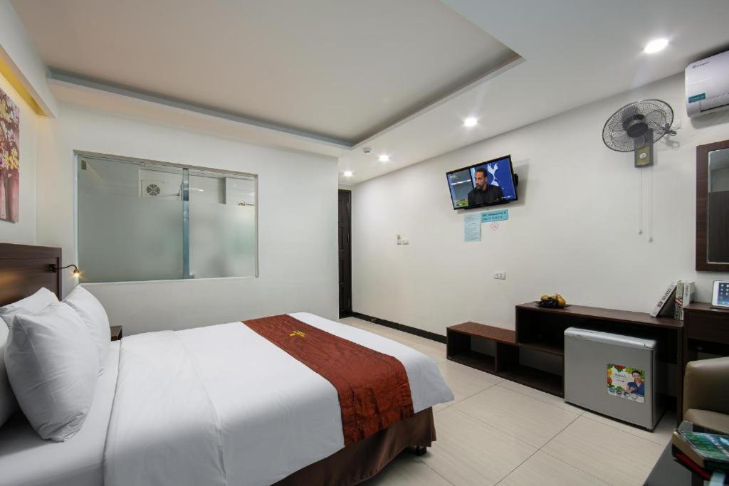 Quang Chung Hotel - 56 Le Van Thiem - By Bay Luxury Hanoi Exterior photo